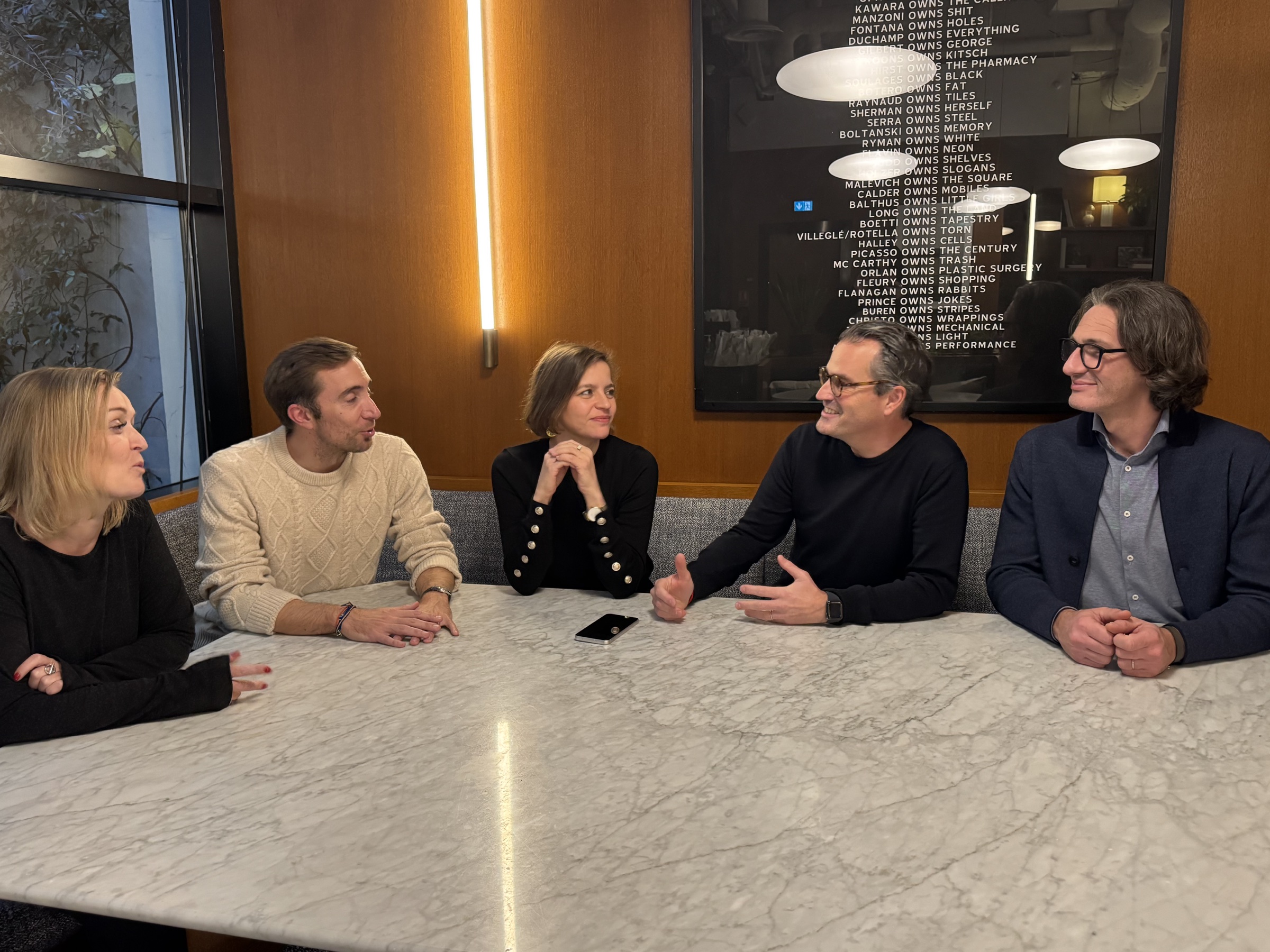 Une partie de l’équipe Selected4You échange autour d’une table au Bureau